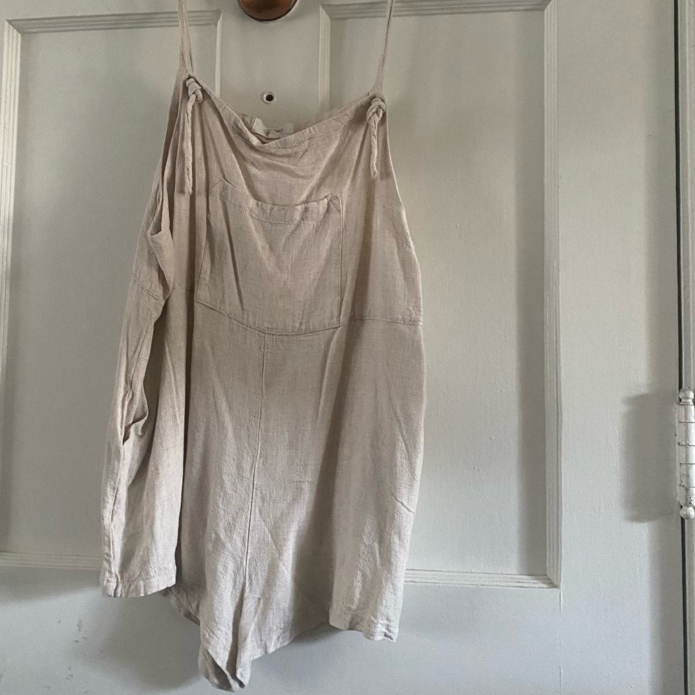 Linen Blend Romper with Adjustable Straps and Lots of Pockets - size Large NWOT
